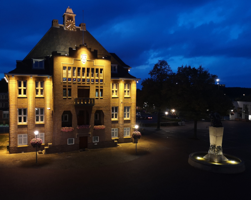 Uitzicht vanuit de Corner op het gemeentehuis en Wilhelminamonument